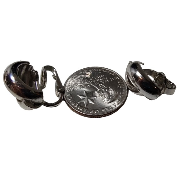 Vintage Trifari Clip On Earrings Silver Tone Circa 1950s .75 In‎ - Picture 8 of 8